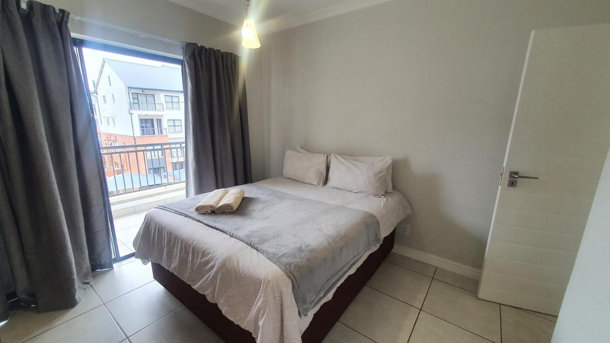 The Blyde Crystal Lagoon One Bedroom Apartment - Housity