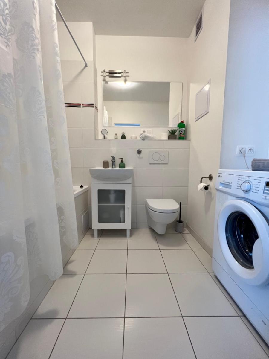 BL - The Apartment Lenka, 24hr Self Check-in, Free Private Parking, Balcony with Mountain View, 5 minute walk to City Center - Hizvo