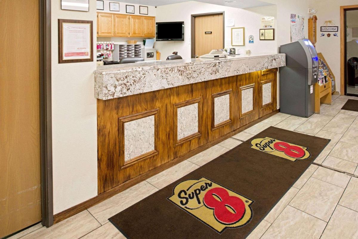 Super 8 by Wyndham Omaha Eppley Airport/Carter Lake - Housity