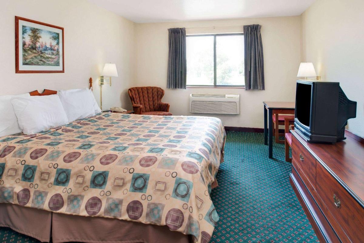 Super 8 by Wyndham Omaha Eppley Airport/Carter Lake - Housity