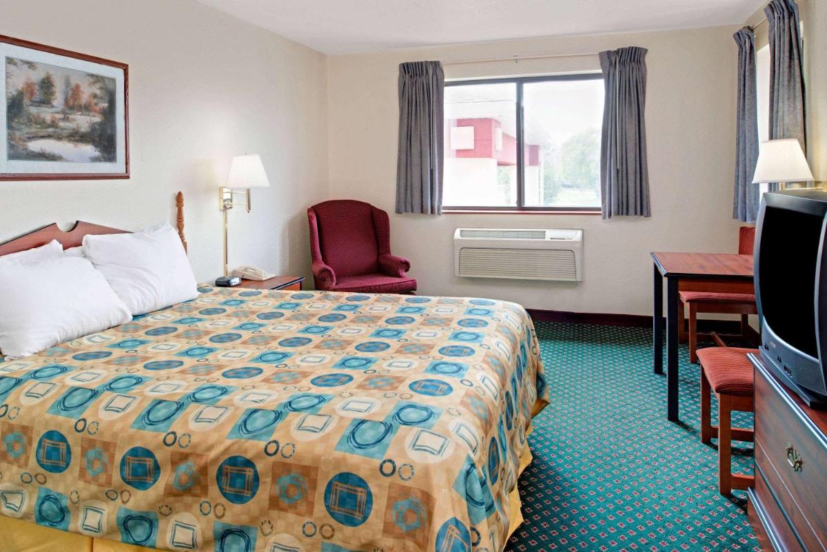 Super 8 by Wyndham Omaha Eppley Airport/Carter Lake - Housity