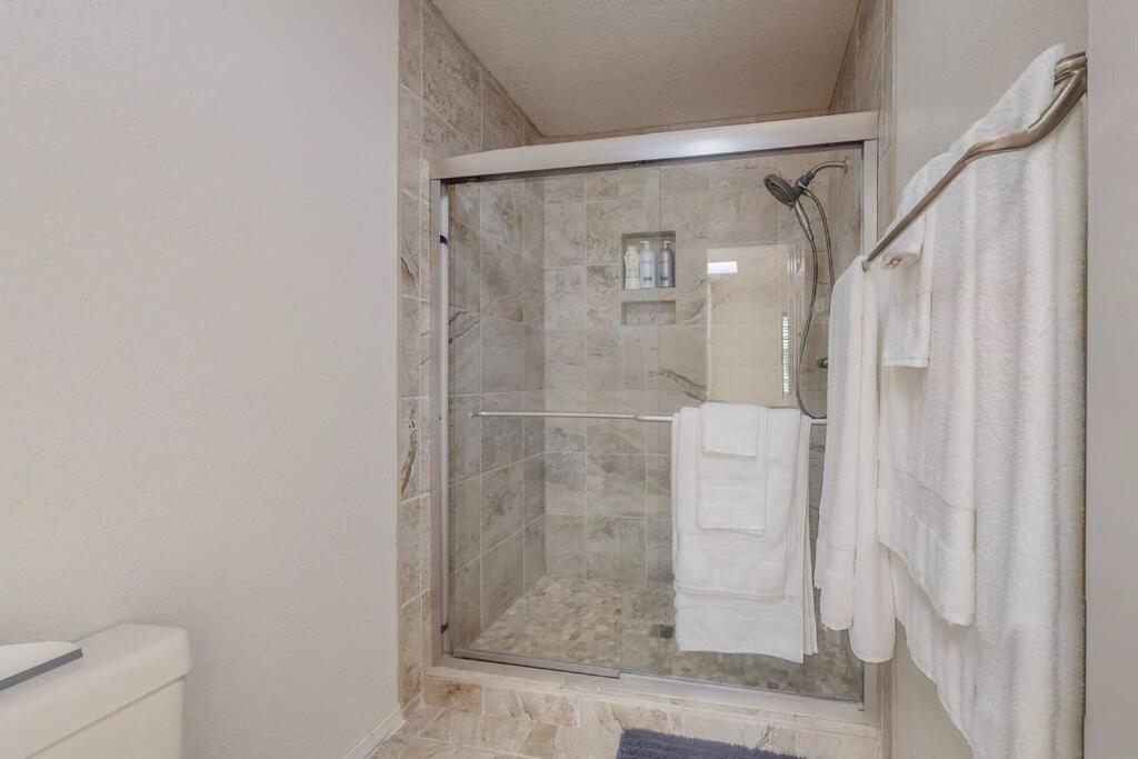 Gated Community Two Master BR Jacuzzi Tub - Housity