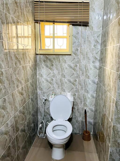 Fully furnished 3-bedroom flat with parking area. - Housity