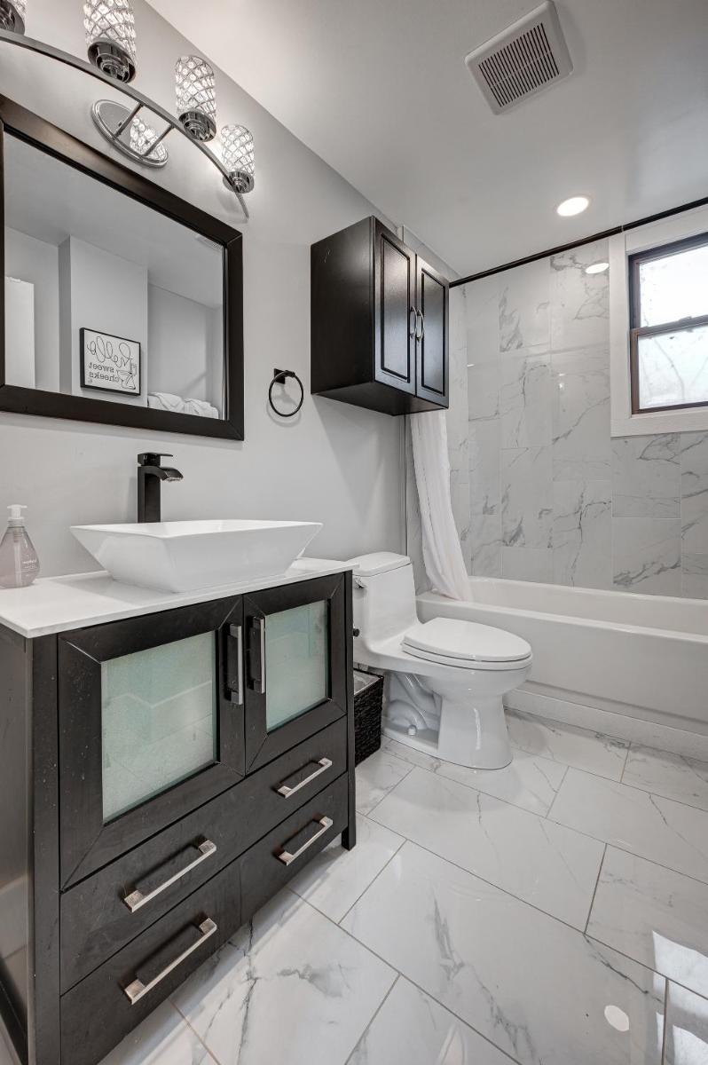 Bucktown Beauty! Pet friendly and Secret Space for the Whole Group condo - Housity