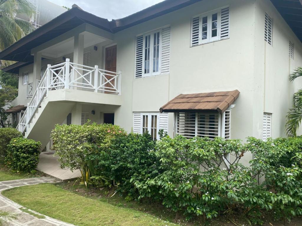 Suitetrails - Finest Accommodation Renfrew Place 1 Bedroom Apt # 42 New Kgn 4--12 Renfrew Rd