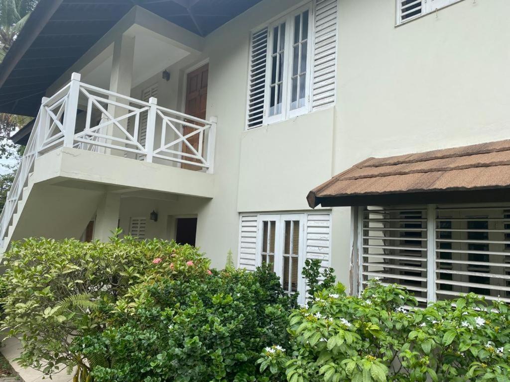 Finest Accommodation Renfrew Place 1 Bedroom Apt # 42 New Kgn 4--12 Renfrew Rd - Housity