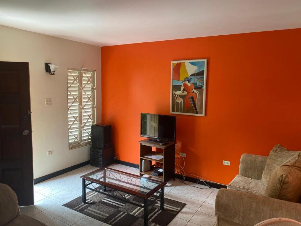 Suitetrails - Finest Accommodation Renfrew Place 1 Bedroom Apt # 42 New Kgn 4--12 Renfrew Rd