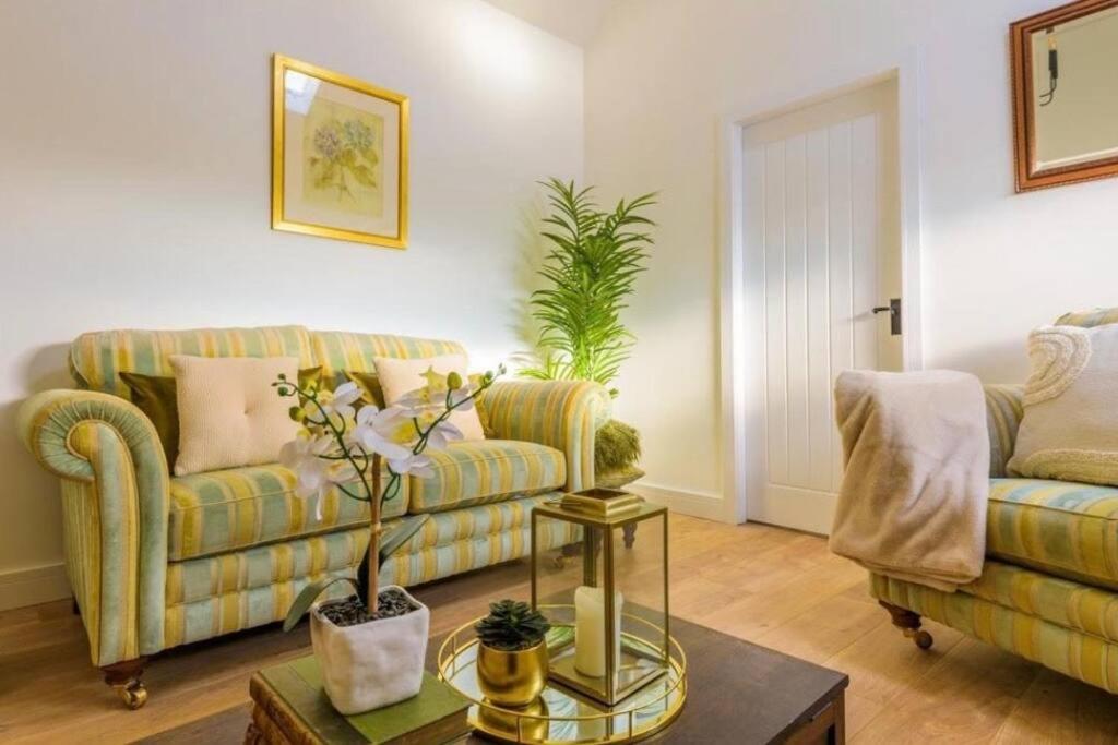 Modern cottage, heart of the Peak District views - Housity