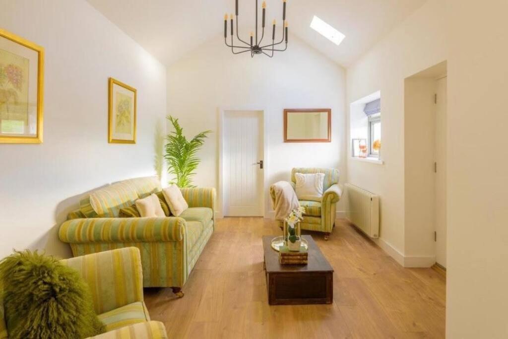 Modern cottage, heart of the Peak District views - Housity