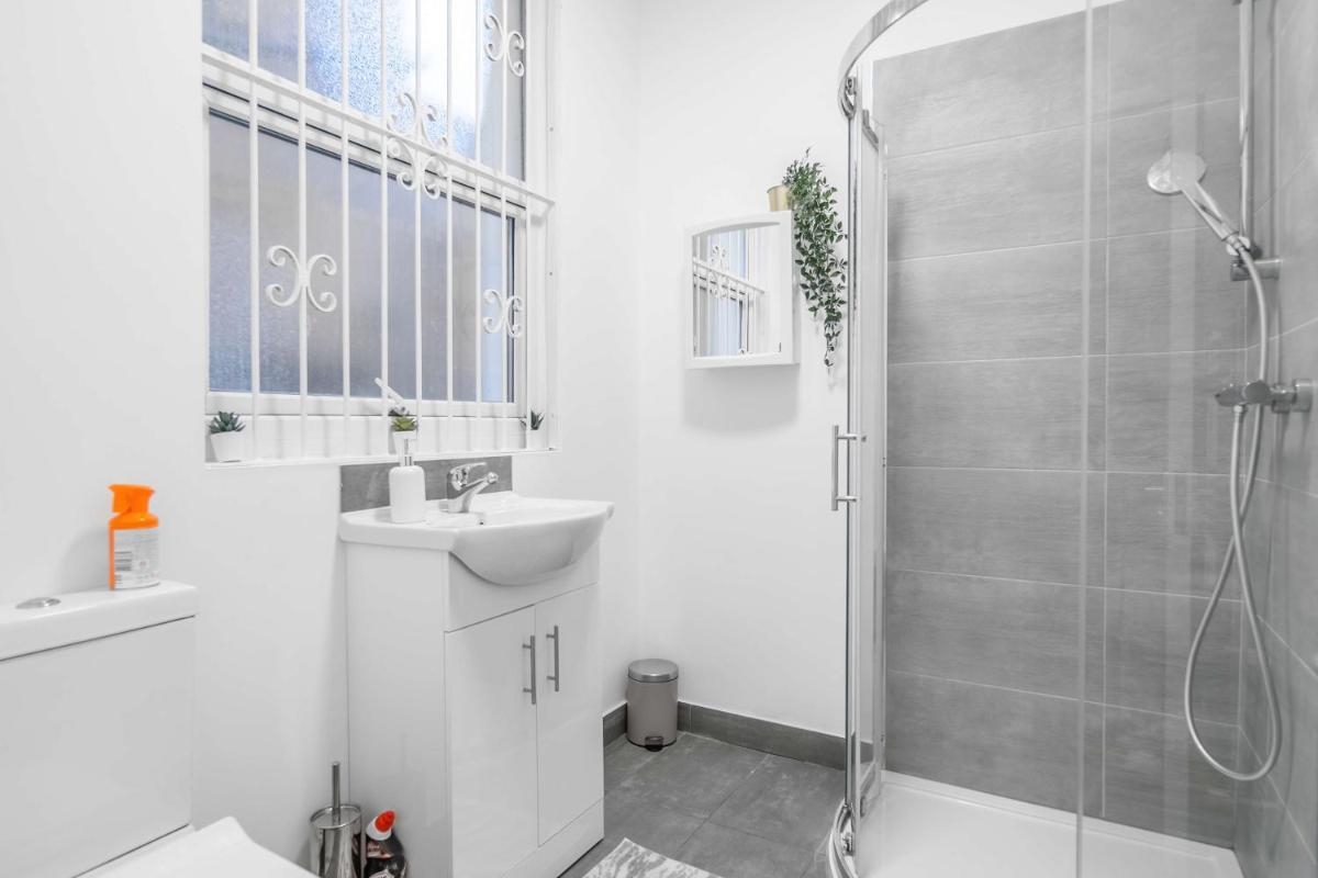 Luxury 3 Bed 3 Bath Wembley Townhouse - Housity