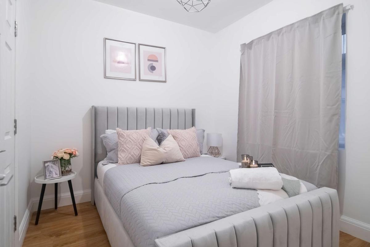 Luxury 3 Bed 3 Bath Wembley Townhouse - Housity