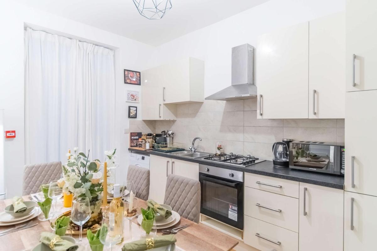 Luxury 3 Bed 3 Bath Wembley Townhouse - Housity