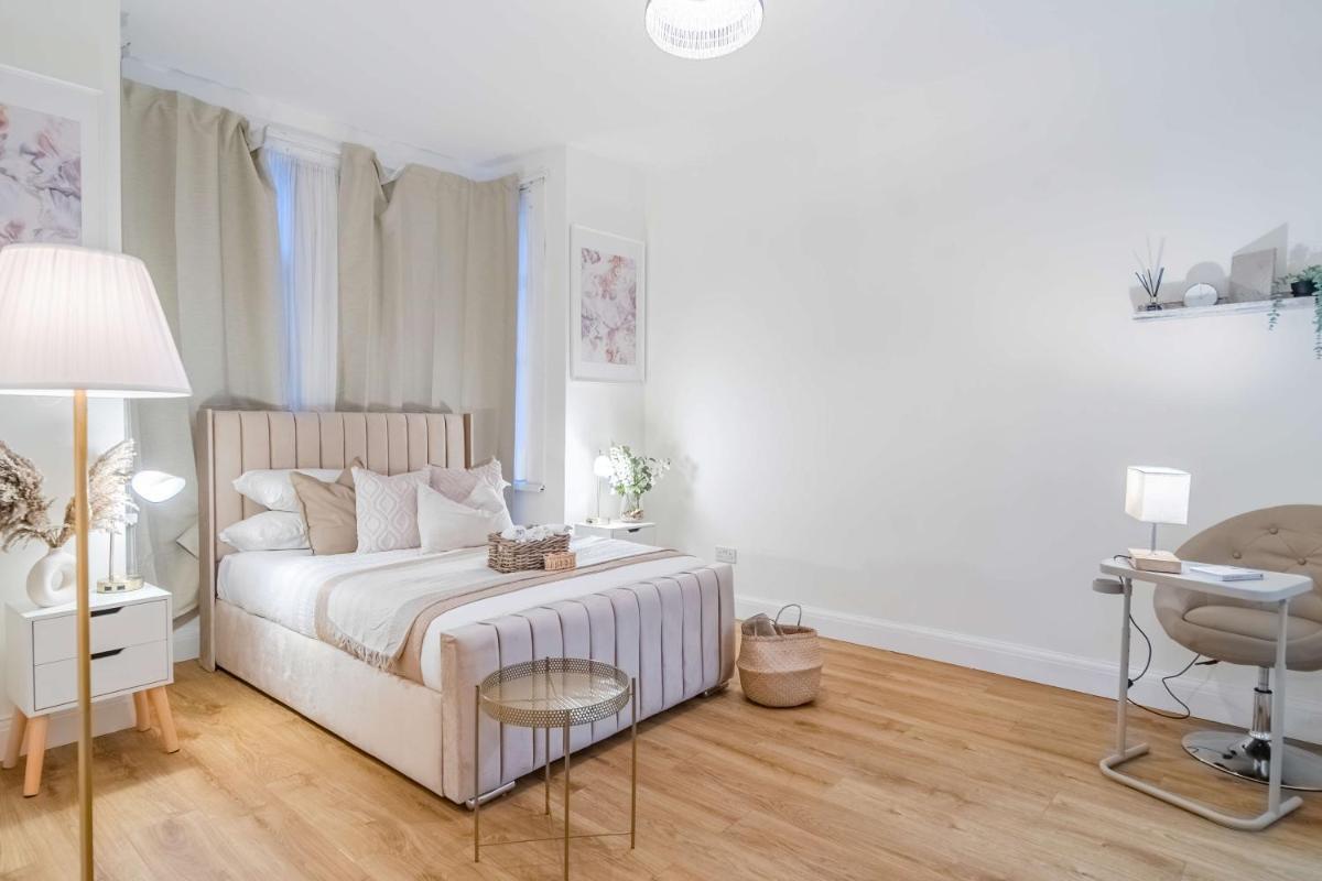 Luxury 3 Bed 3 Bath Wembley Townhouse - Housity