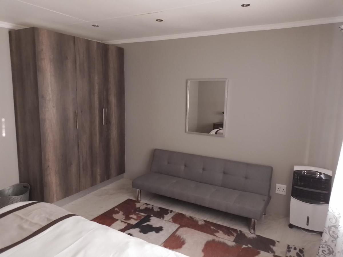 Family Room 3 - Housity