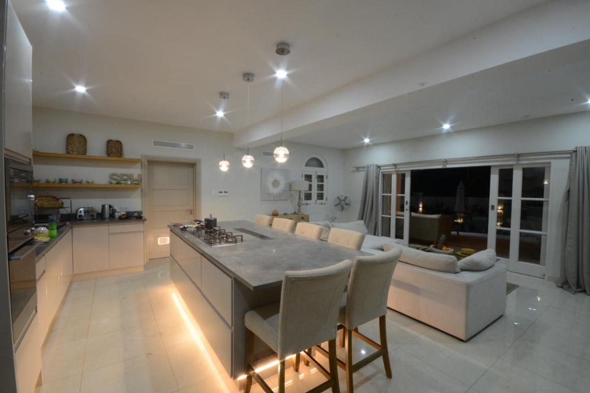 Luxury 4 bed villa in Mullins St Peter - Sugar Palm House - Housity