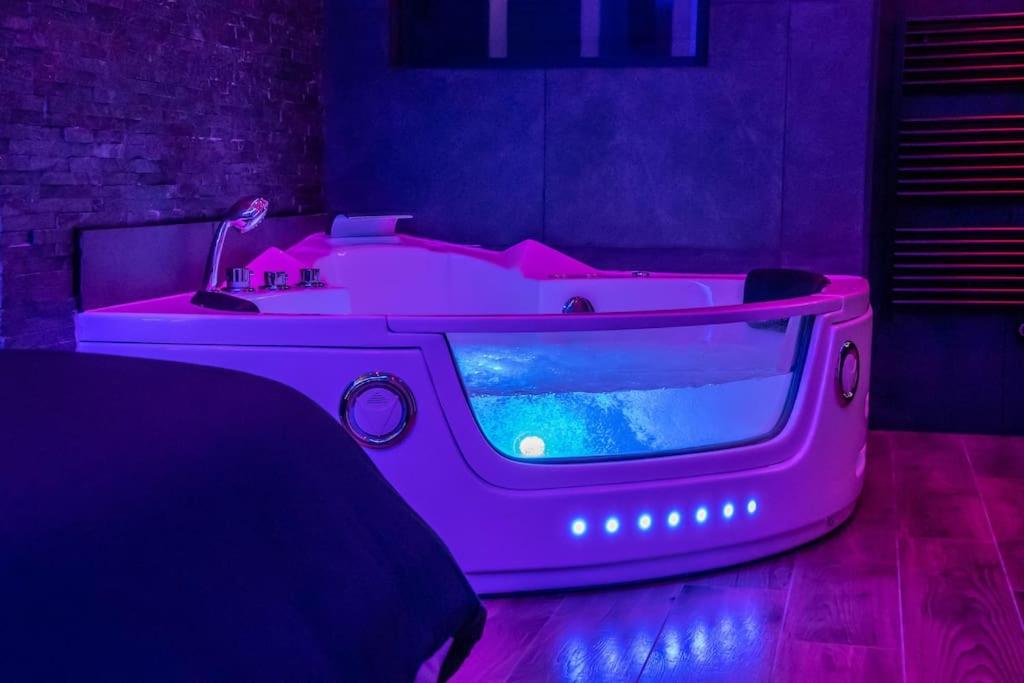 BLUE NIGHT - Jacuzzi - Bord de Seine - Housity