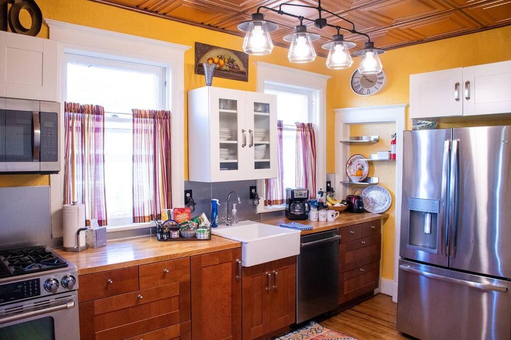 Maple House Large Vacation Home, Sleeps 7 Pet Friendly Great Location - Housity