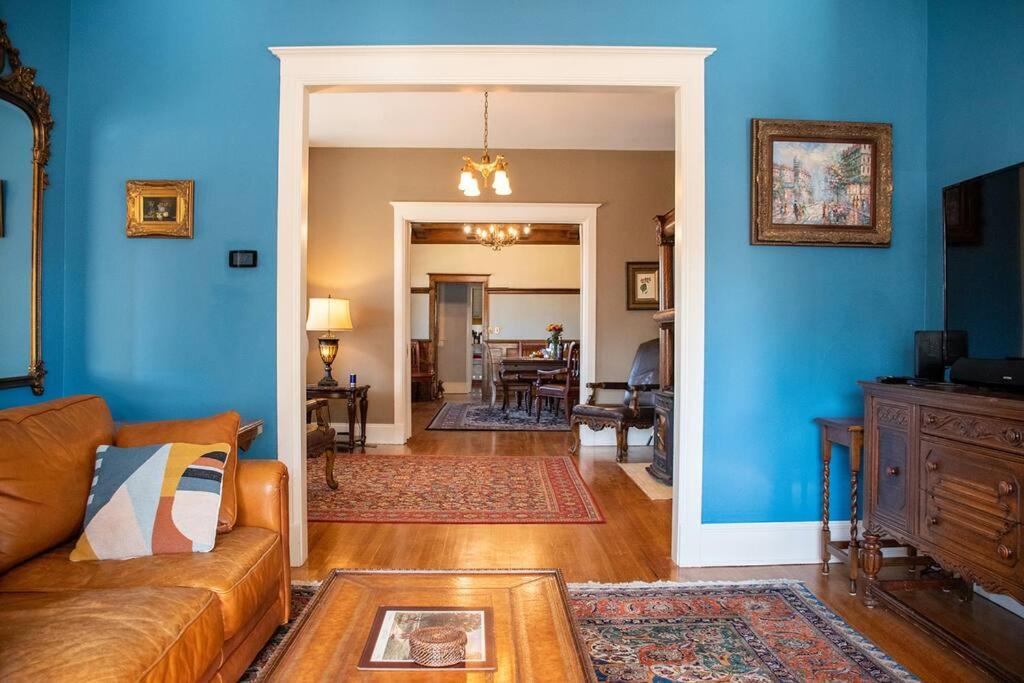 Maple House Large Vacation Home, Sleeps 7 Pet Friendly Great Location - Housity