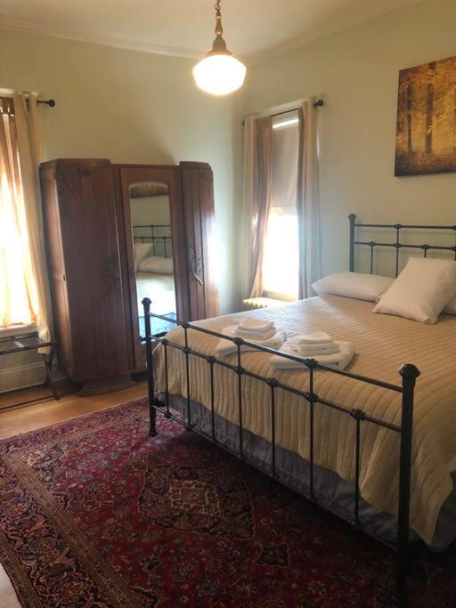 Maple House Large Vacation Home, Sleeps 7 Pet Friendly Great Location - Housity