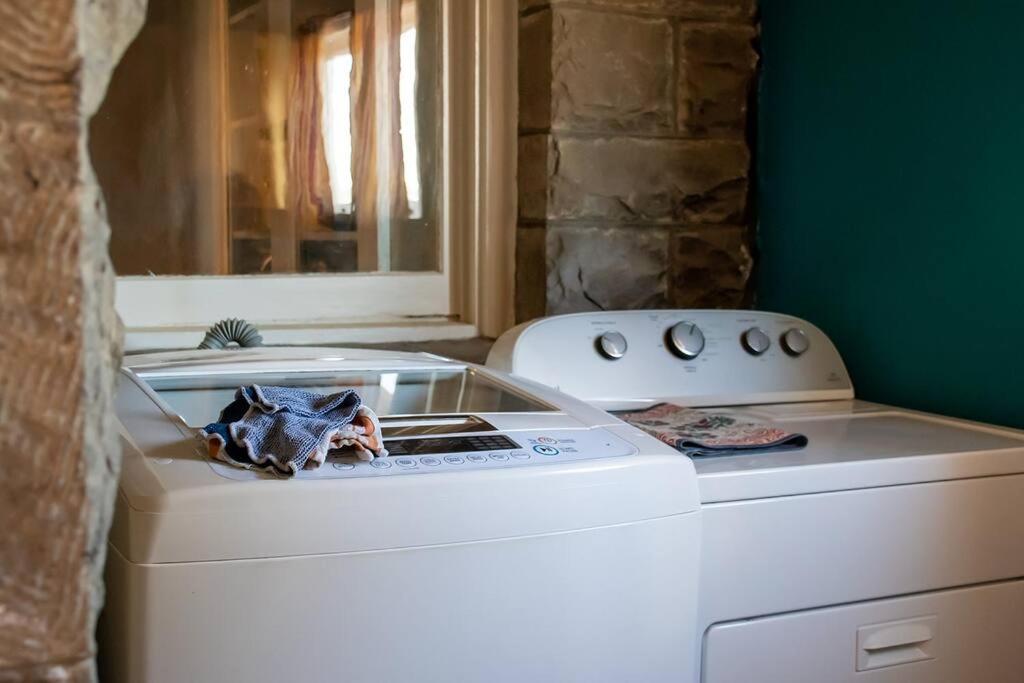 Maple House Large Vacation Home, Sleeps 7 Pet Friendly Great Location - Housity