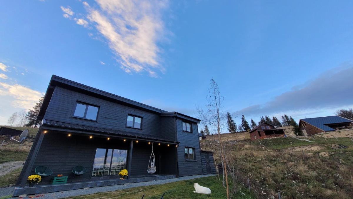 Black Wood Cabin - Housity