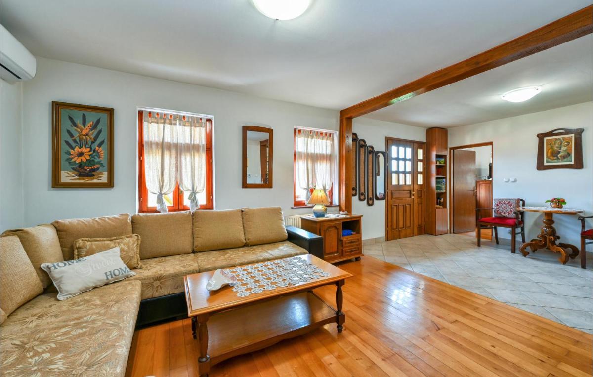 Awesome Home In Donja Pacetina - Housity