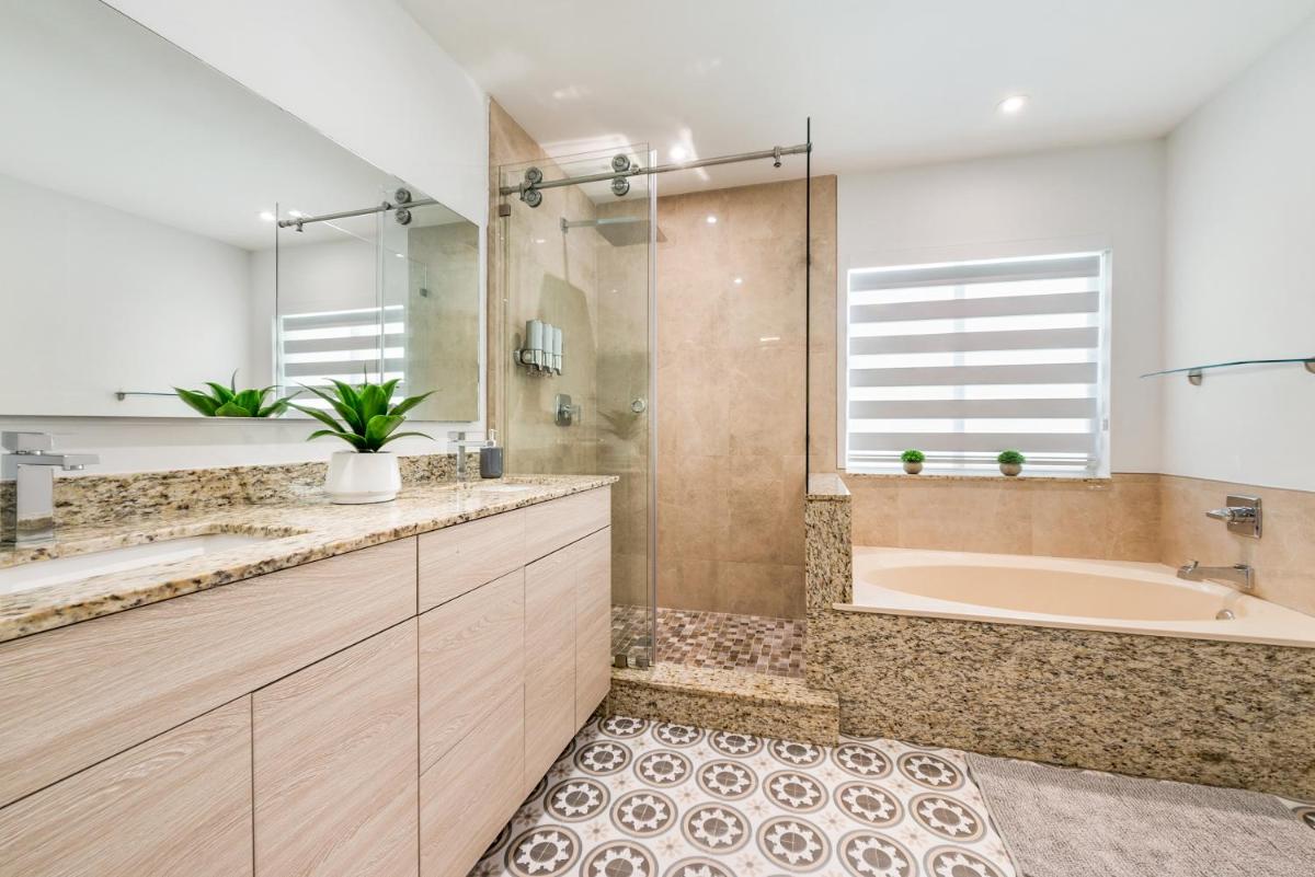 Suitetrails - Deluxe Miami House w 5BR Mini Golf & Heated Pool L62