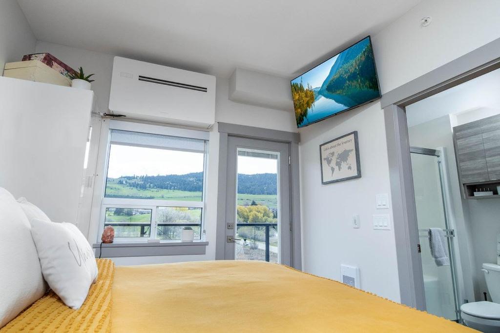 Suitetrails - Top Floor on Okanagan Lake with AC & Heated Pool