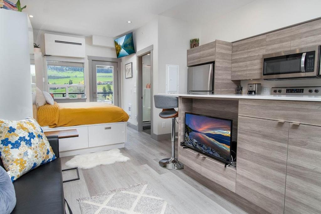 Suitetrails - Top Floor on Okanagan Lake with AC & Heated Pool