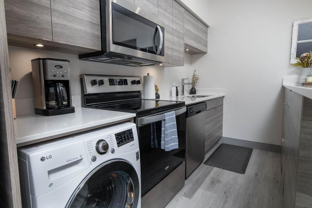 Suitetrails - Top Floor on Okanagan Lake with AC & Heated Pool