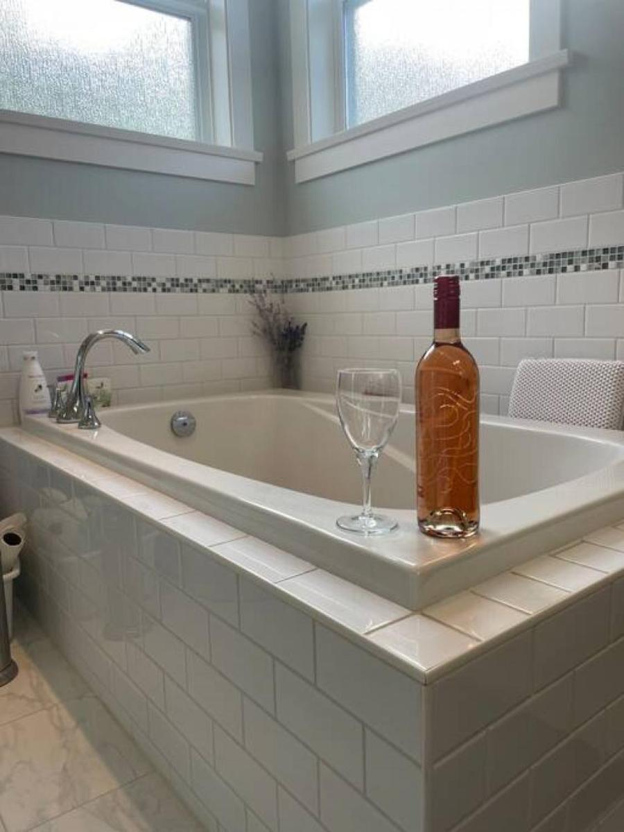 Hot Tub Cowichan Bay Ocean View, Games Room and Sauna - Housity