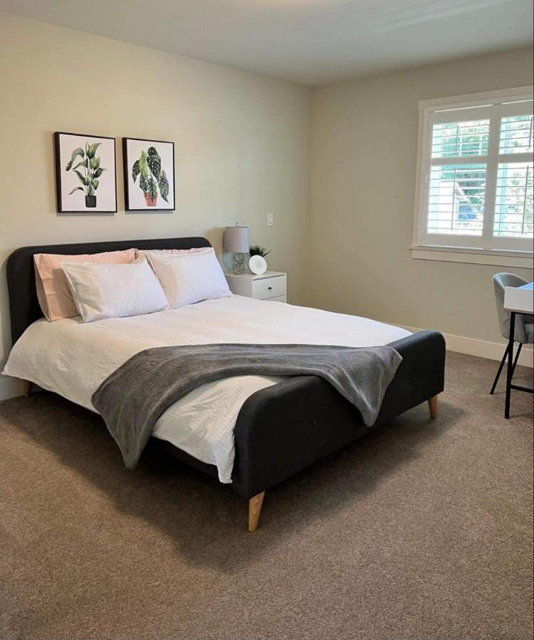 Hot Tub Cowichan Bay Ocean View, Games Room and Sauna - Housity