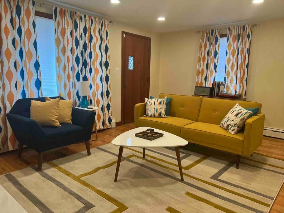 Retro mid-century modern ranch in the heart of CT! - Housity