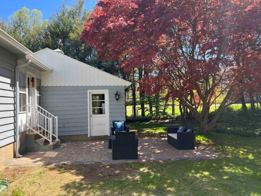 Retro mid-century modern ranch in the heart of CT! - Housity