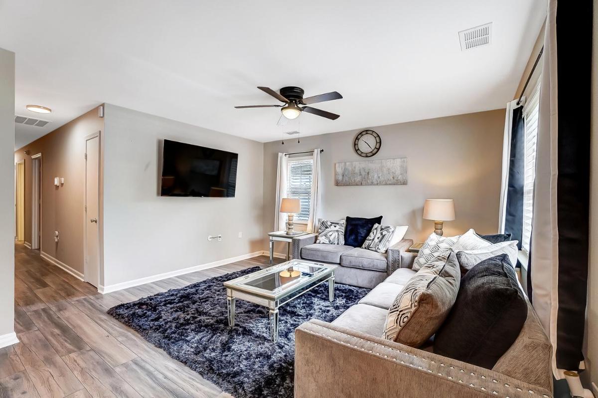 Cozy, 1-Level Cottage - 5 miles to Uptown CLT - Housity