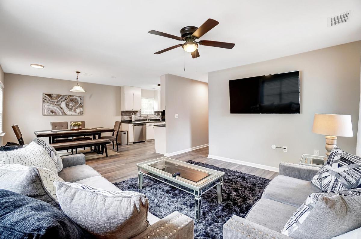 Cozy, 1-Level Cottage - 5 miles to Uptown CLT - Housity