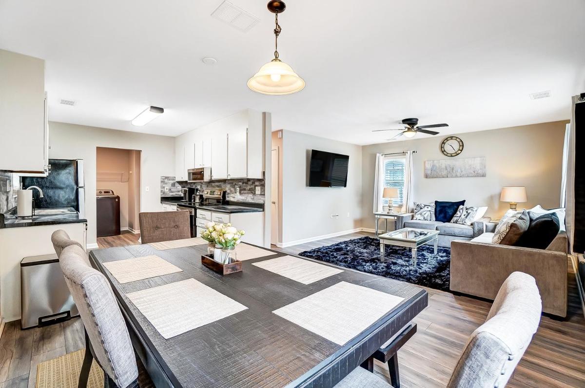 Cozy, 1-Level Cottage - 5 miles to Uptown CLT - Housity