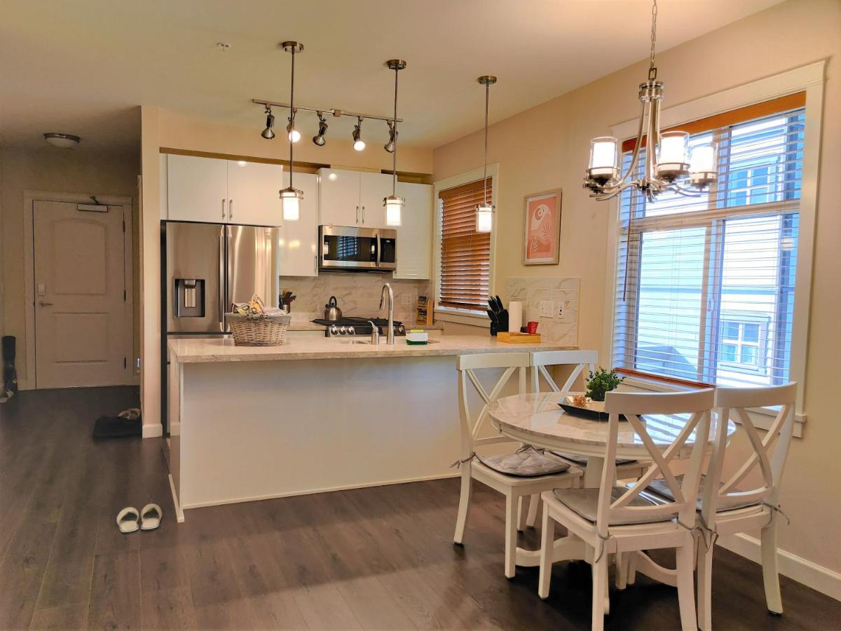 Modern & Comfy 2brdm Condo in Langley - Close to Highway 1 - Housity