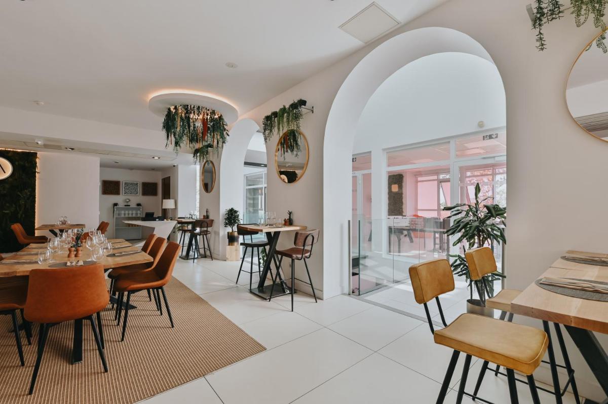 une salle à manger avec tables et chaises dans l'établissement Le Meez, à Carcassonne