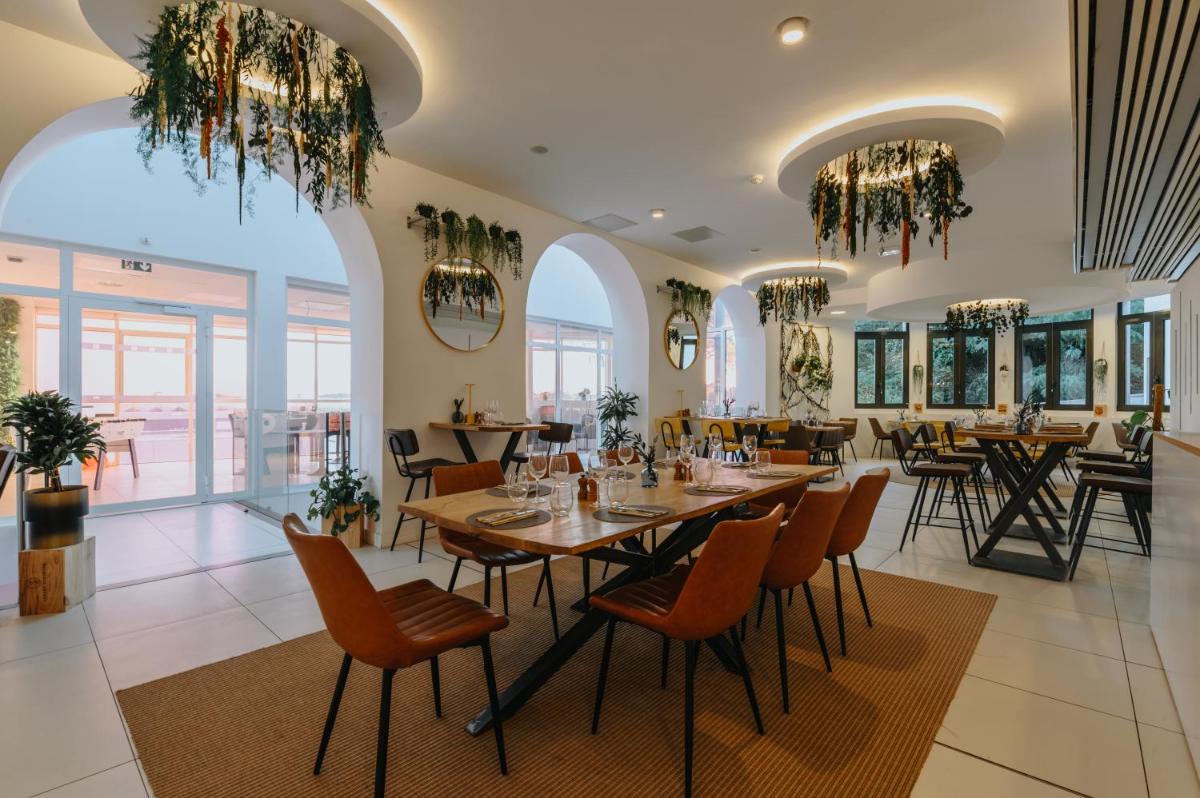Restaurant ou autre lieu de restauration dans l'établissement Le Meez