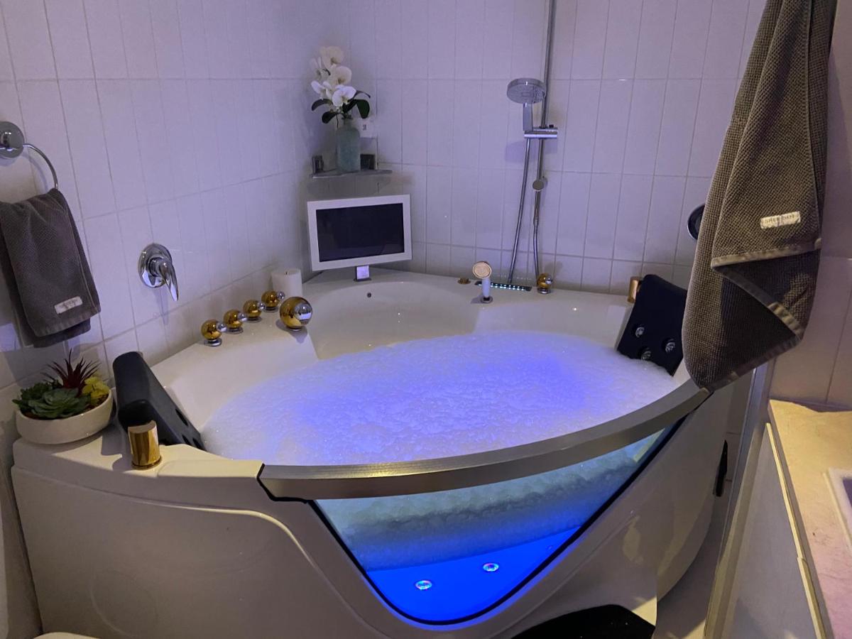 La Sky Boutique Apartment - Pool, Spa & Sauna - Housity