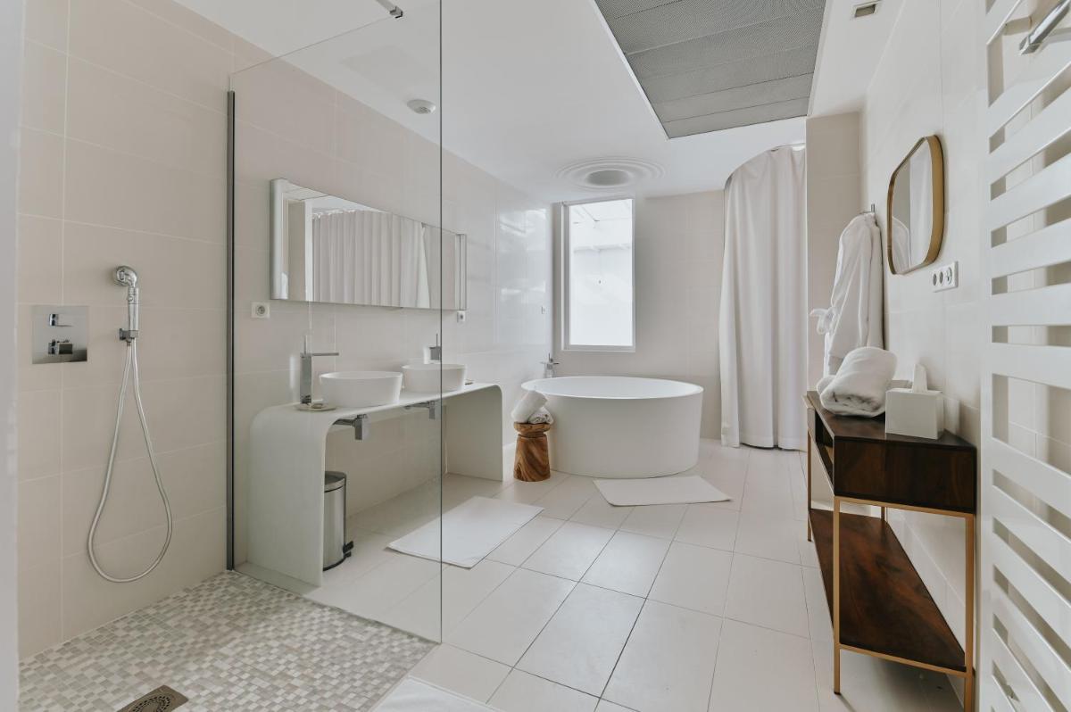 Salle de bains dans l'établissement Le Meez