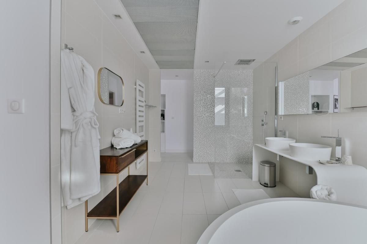 Salle de bains dans l'établissement Le Meez