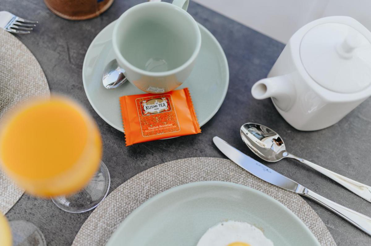Options de petit-déjeuner proposées aux clients de l'établissement Le Meez