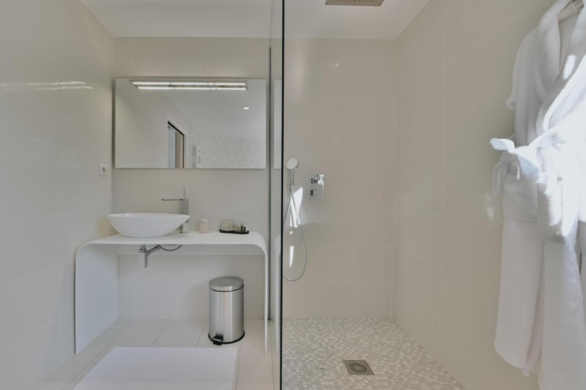 Salle de bains dans l'établissement Le Meez