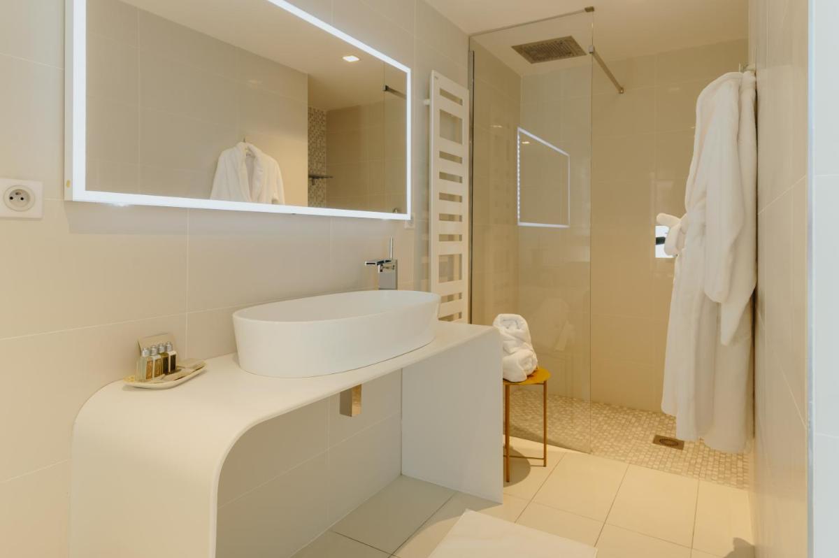 Salle de bains dans l'établissement Le Meez