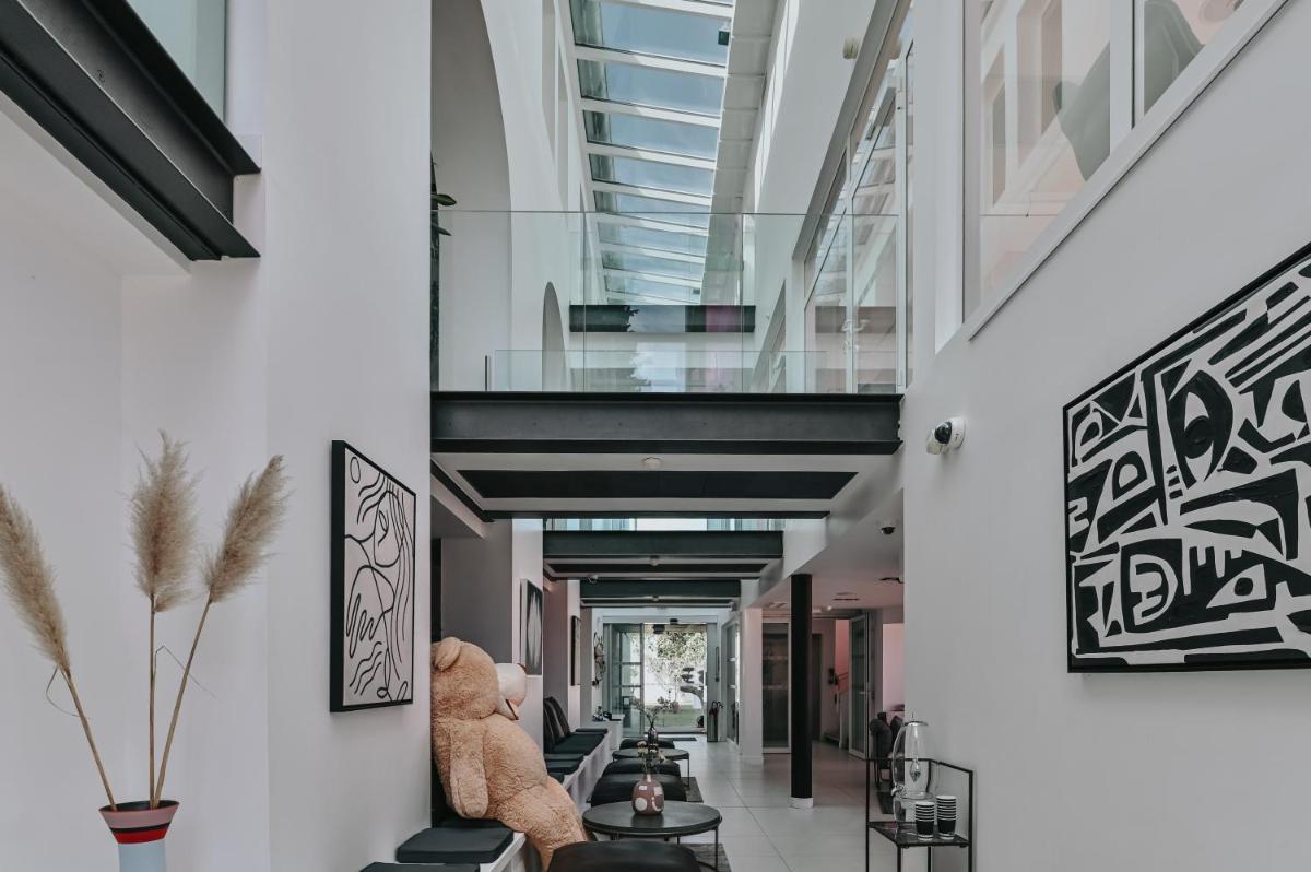 - un couloir avec un ours en peluche assis sur un canapé dans l'établissement Le Meez, à Carcassonne