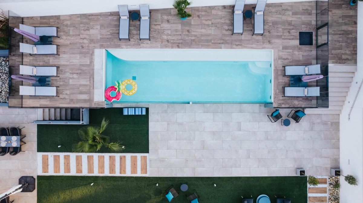 Piscine de l'établissement Le Meez ou située à proximité