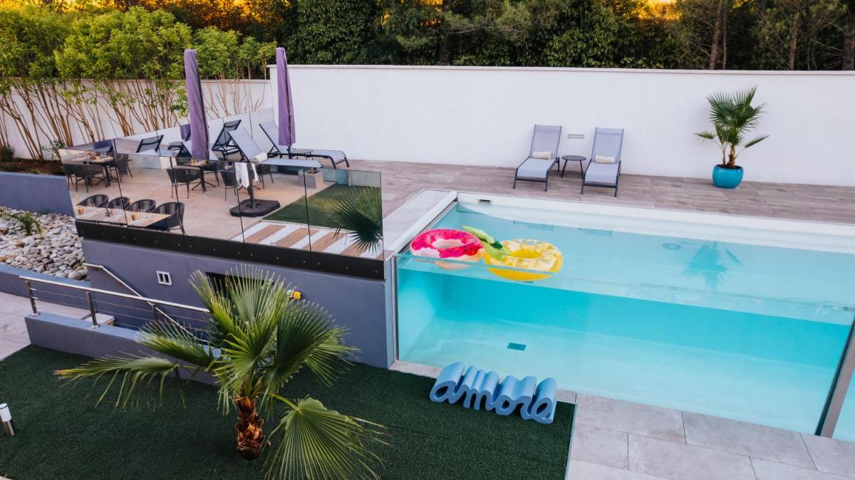 Piscine de l'établissement Le Meez ou située à proximité