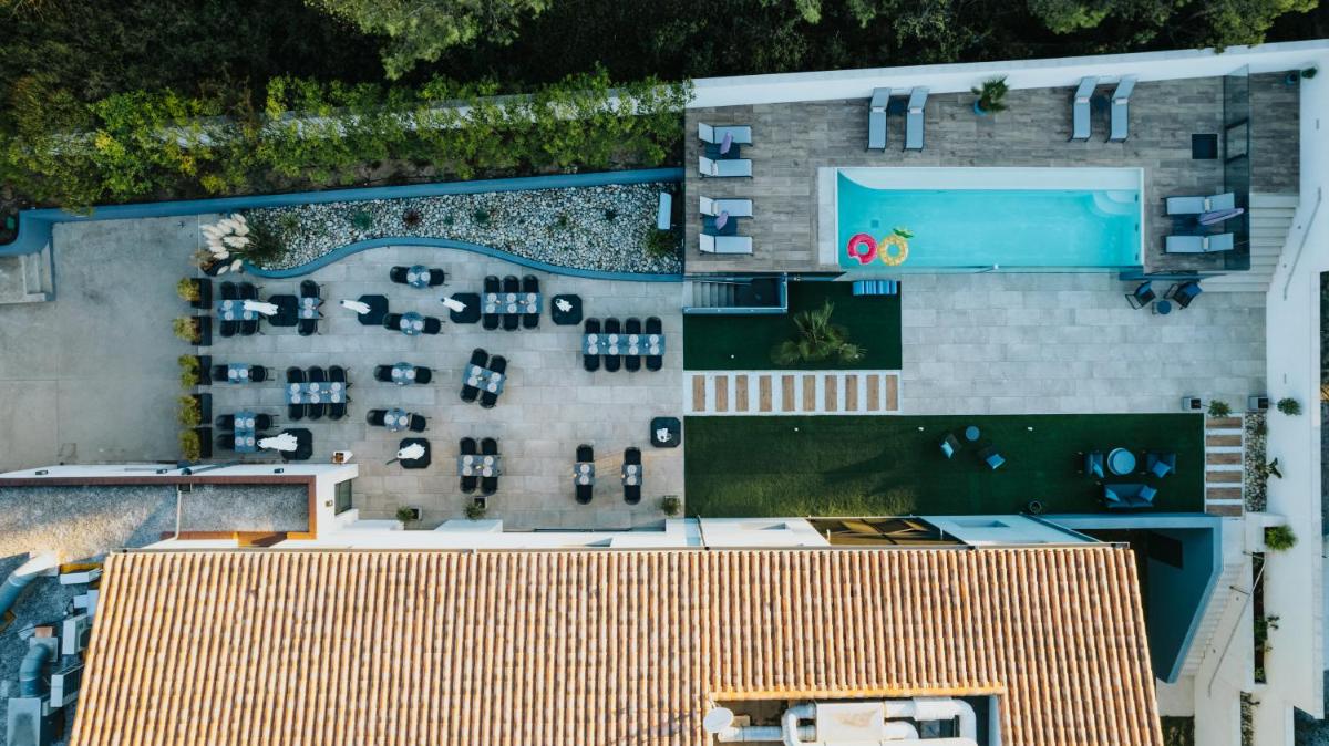 Piscine de l'établissement Le Meez ou située à proximité